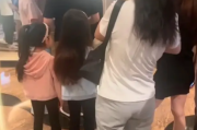 方媛带两个女儿深圳逛街被偶遇