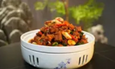 山东临沂炒鸡：一锅麻辣鲜香里的齐鲁烟火气